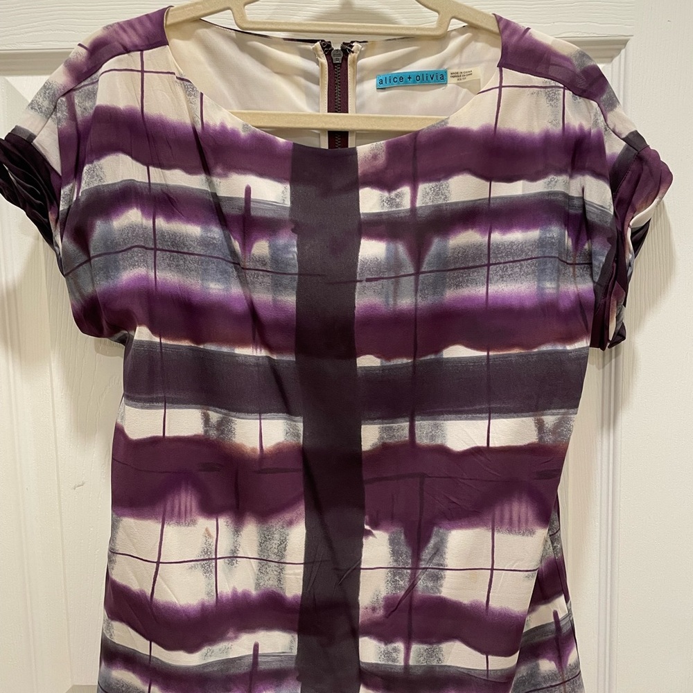 Alice+Olivia Silk top Striped
Short Sleeve w/ Bateau Neck
Exposed Zip Closure bk